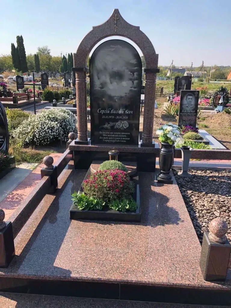 Гранітний пам’ятник з індивідуальним дизайном