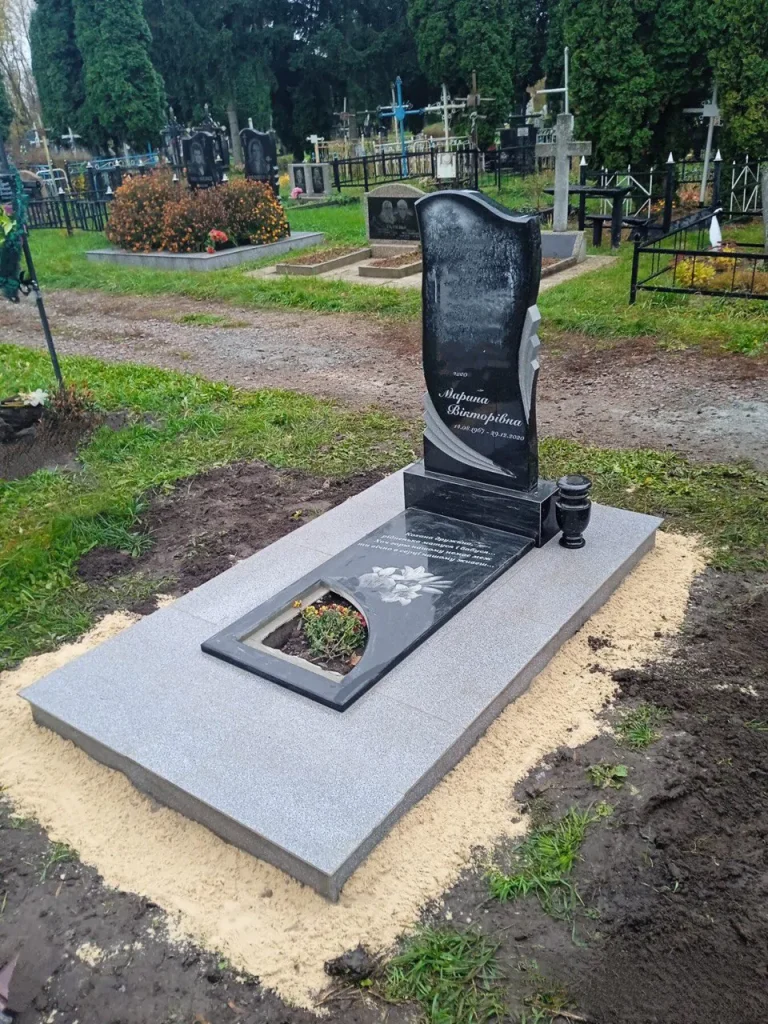 Одинарний пам’ятник з граніту Володарка